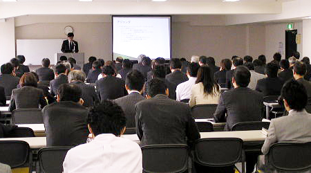 約100名が参加したミーティング会場