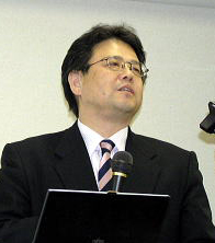 会合を締める浅見編集長